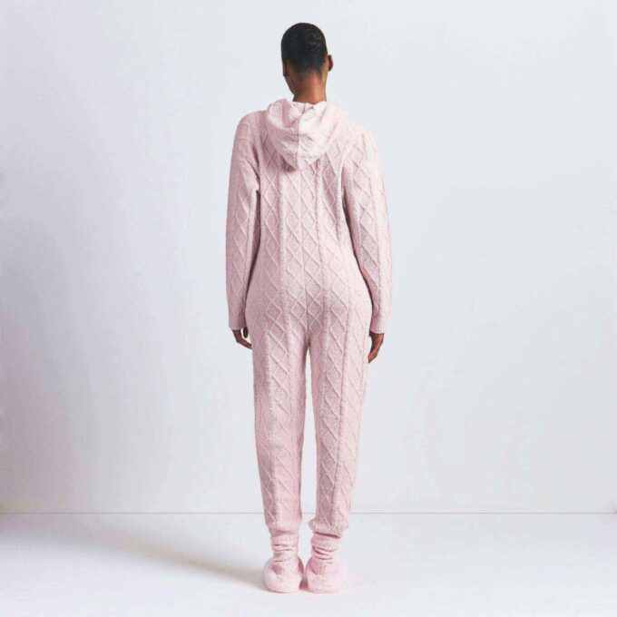 COZY LIGHT CABLEKNIT ONESIE