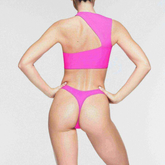 FITS EVERYBODY CUT OUT SUPER CROPPED TOP