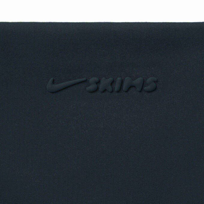 NikeSKIMS MATTE TWIST-FRONT BRA