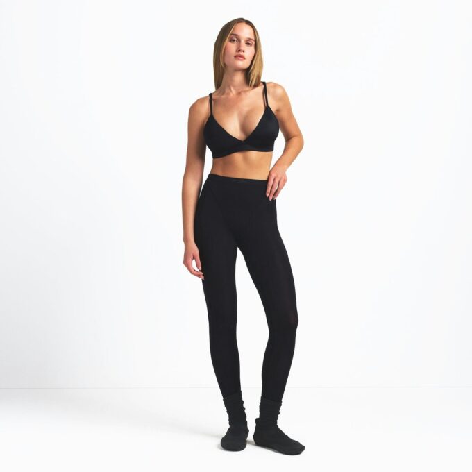 NikeSKIMS WEIGHTLESS LAYERS V-LINE 26″ LEGGING NikeSKIMS WEIGHTLESS LAYERS V-LINE 26″ LEGGING