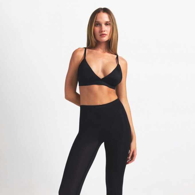 NikeSKIMS WEIGHTLESS LAYERS V-LINE 26″ LEGGING NikeSKIMS WEIGHTLESS LAYERS V-LINE 26″ LEGGING