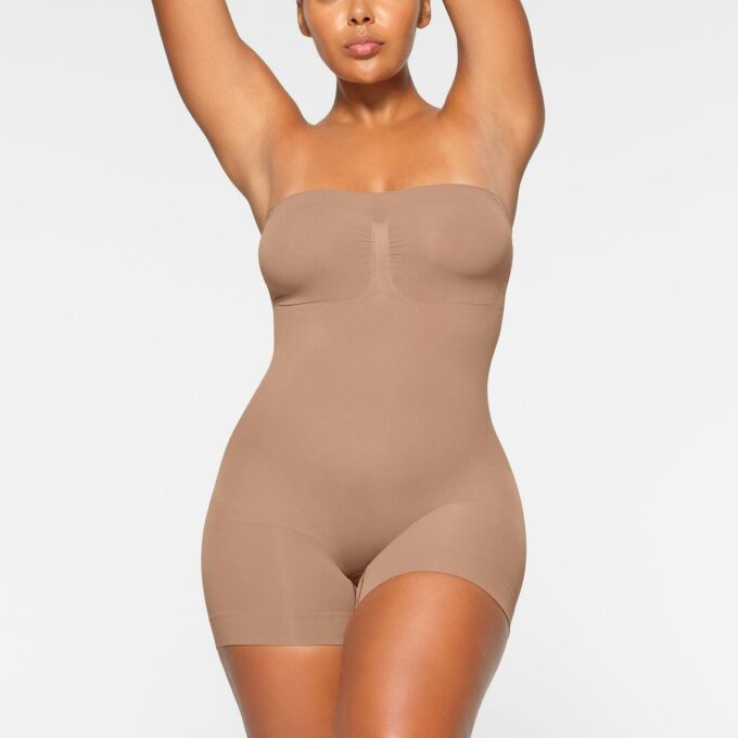 SEAMLESS SCULPT STRAPLESS SHORTIE BODYSUIT