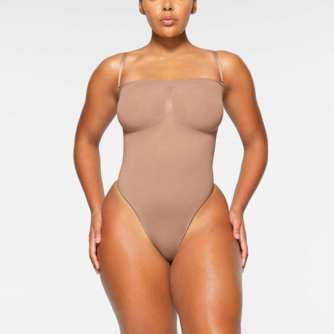 SEAMLESS SCULPT STRAPLESS THONG BODYSUIT