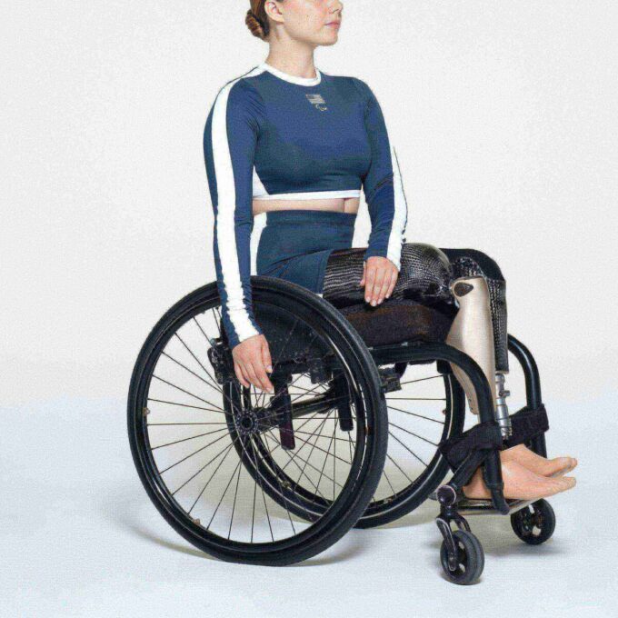 SKIMS FOR TEAM USA SIGNATURE SWIM PARALYMPIC LONG SLEEVE CROPPED T-SHIRT SKIMS FOR TEAM USA SIGNATURE SWIM PARALYMPIC LONG SLEEVE CROPPED T-SHIRT