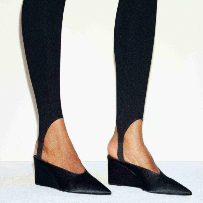 THE ESSENTIAL COLLECTION HIGH-WAISTED STIRRUP LEGGING
