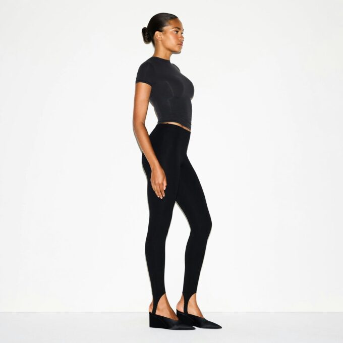 THE ESSENTIAL COLLECTION HIGH-WAISTED STIRRUP LEGGING